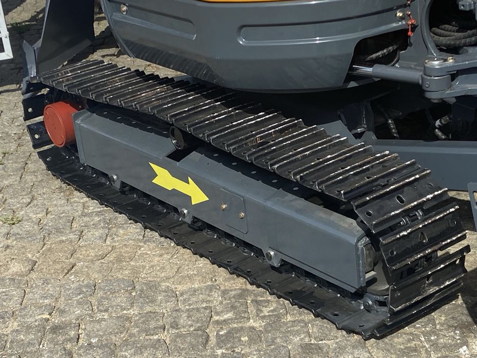 escavadora Giratoria 2500 kg motor kubota 20 cv com varios extras