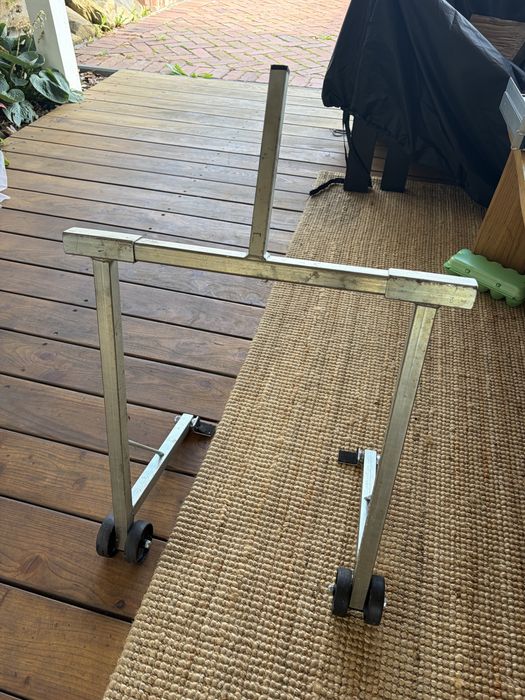 Stojak motocyklowy pod tylne koło