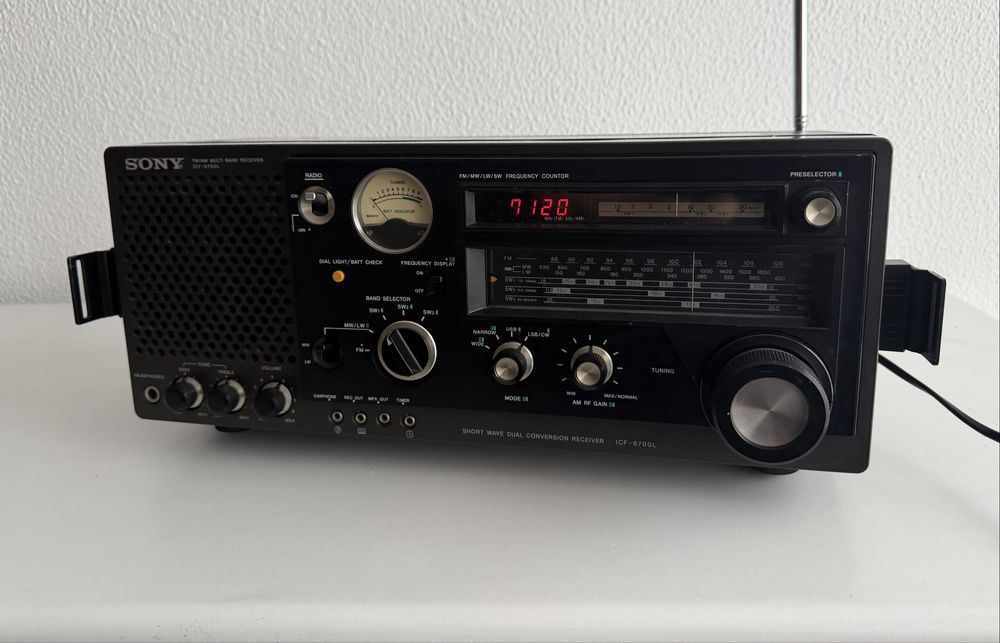 Rádio multibanda antigo Sony ICF-6700L