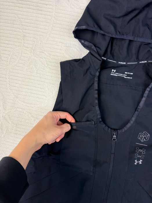 Damska kamizelka do biegania Under Armour Run Anywhere Vest Kurtka 666