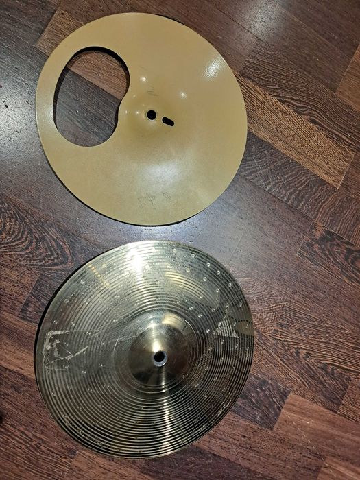 Zestaw elektronicznych blach perkusyjnych.