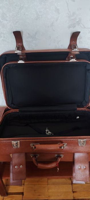 Валіза з кожзама