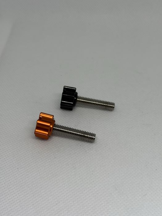 Болти для кріплення сидіння