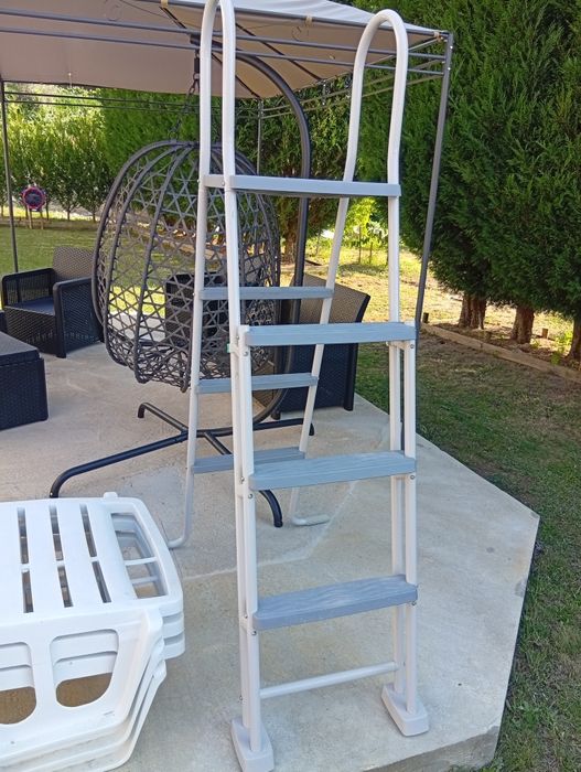 Escada de piscina
