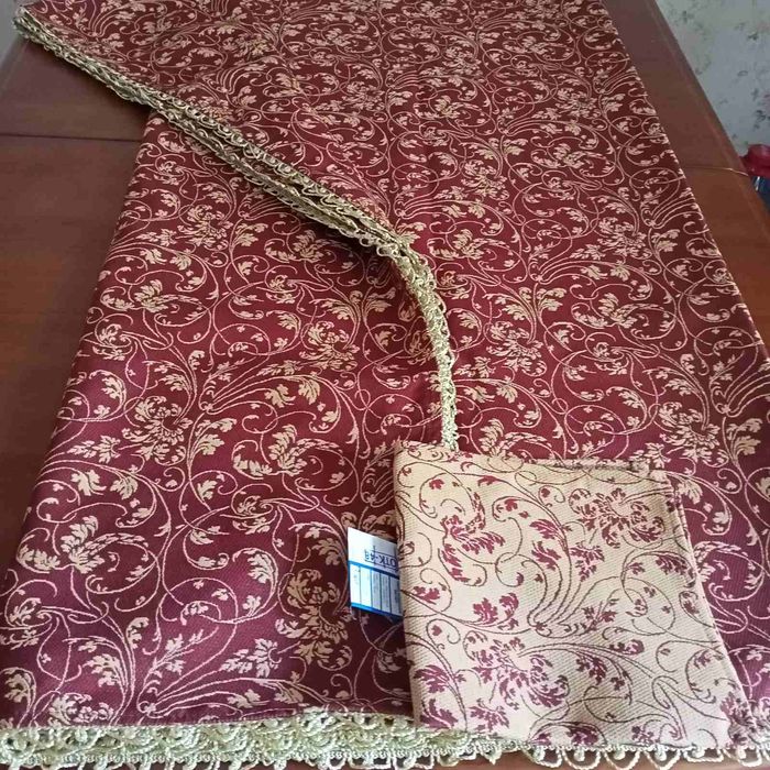 Продам красивый подарочный комплект скатерть 2 х 1.6 салфетки 6 ед х 4