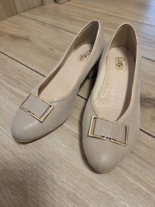 Eleganckie beżowe czółenka CORSO na stabilnym słupku