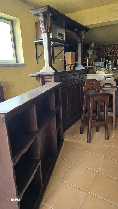 Móvel bar em cerejeira com dois bancos rústico semi novo