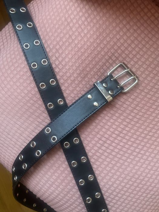 Чорний ремінь, пасок з люверсами (дирками)