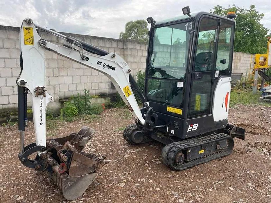 Wynajem maszyn budowlanych – minikoparka z młotem, wiertnicą, walec