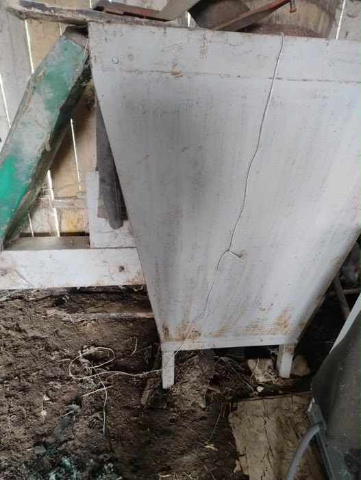 Podajnik do trocin ze spalakiem