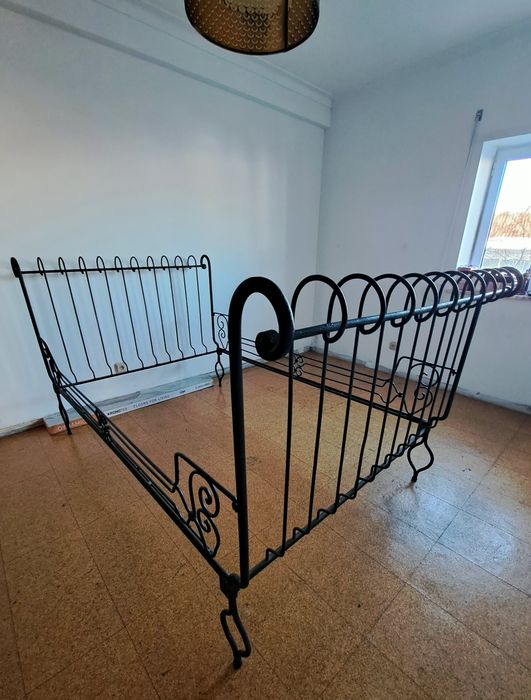 Cama centenária em ferro fundido