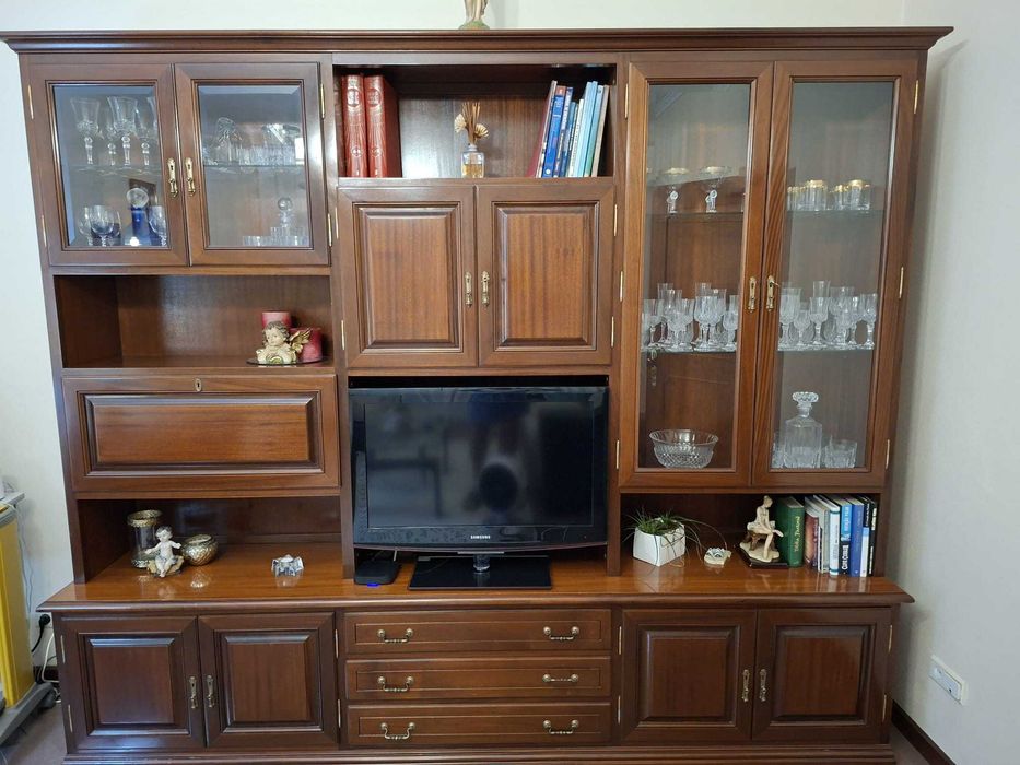 Movel de sala em mogno maciço, com espaço para TV