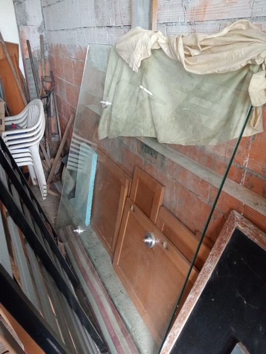 Mesa de vidro com 4 cadeiras