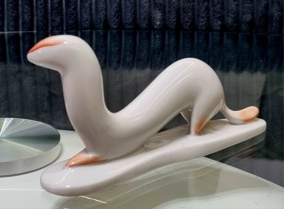 Sygnowana figurka Łasiczka M. Naruszewicz, Ćmielów, 1956 r.