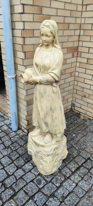 Estátua Maria da fonte