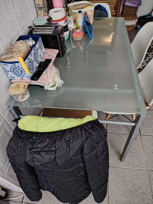 Mesa de cozinha em bom estado