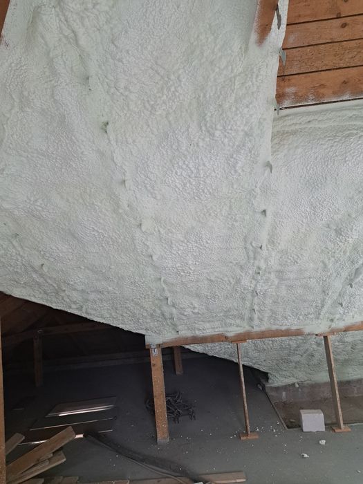 Ocieplanie pianką pur dachu poddasza ocieplenie pianą piana izolacja