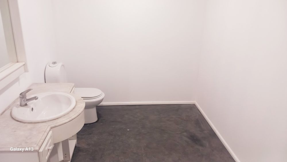 Espaçoso Armazém de 200m² com Cais de Carga no Centro da Trofa
