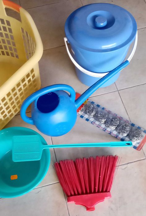 Cesto de roupa, balde, regador e outros, o lote todo por 5€