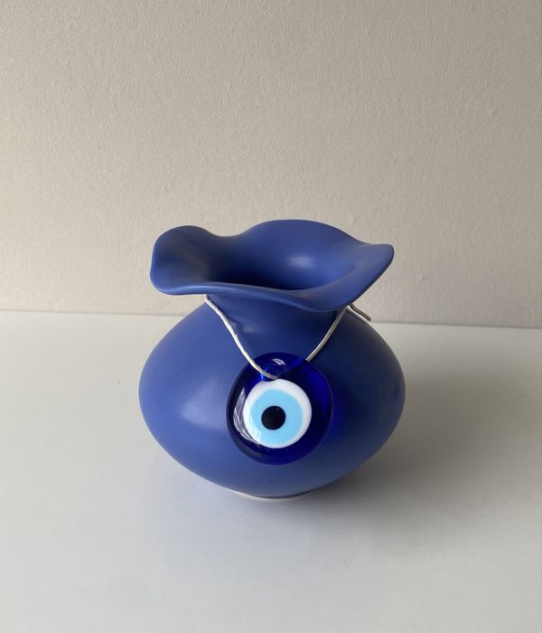 wazon w błękitnym kolorze z okiem proroka