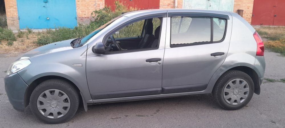 Dacia Sandero.  .