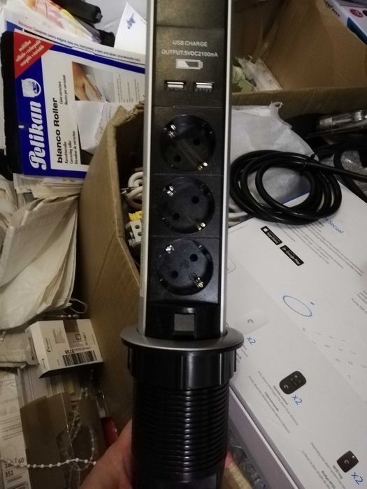 Podłączany słupek gniazda do blatu 3x230V + 2xUSB