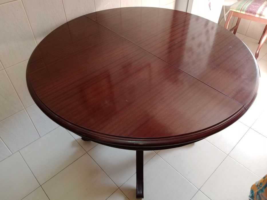 Mesa antiga de jantar