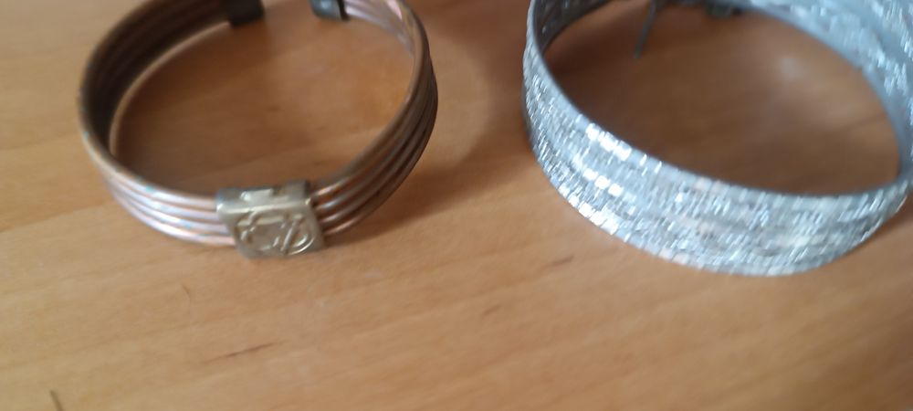 Два браслета стан на фото