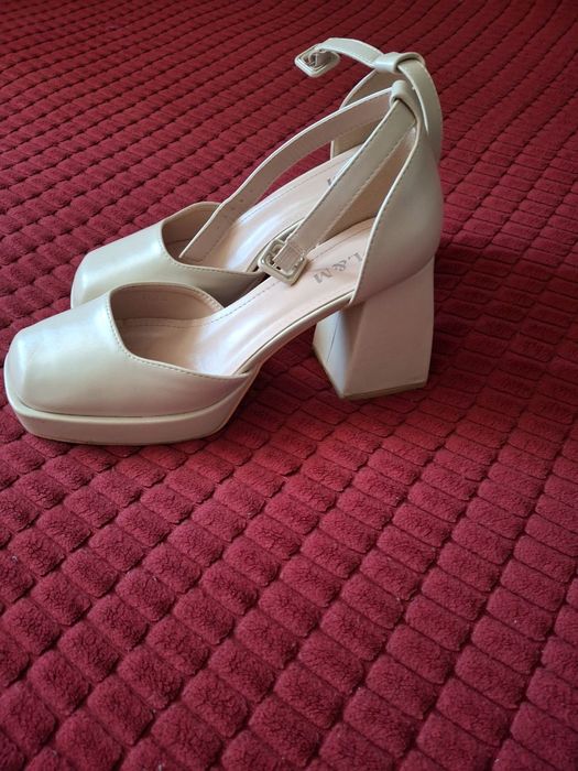 Туфлі на високому підборі