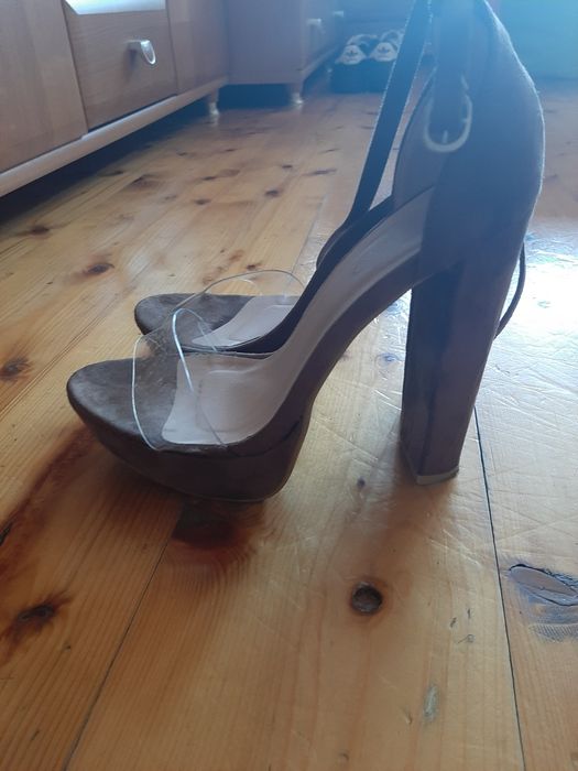 Buty zamszowe na słupku