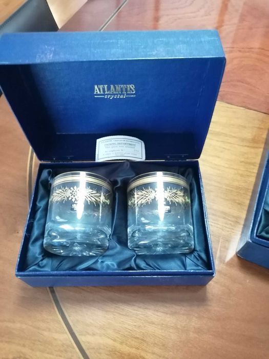 Cristal ATLANTIS , conjunto Frasco e 4 copos de Cristal lapidado