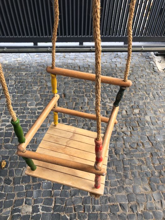 Dwie huśtawki dla dziecka