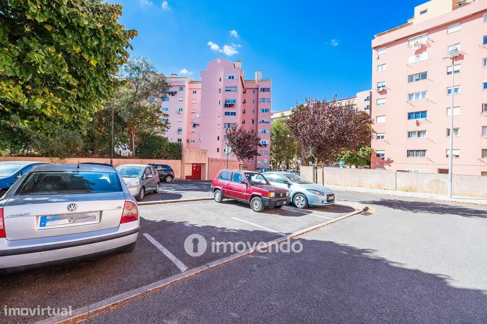 Apartamento T2 com boas áreas e muita luz natural, em Telheiras
