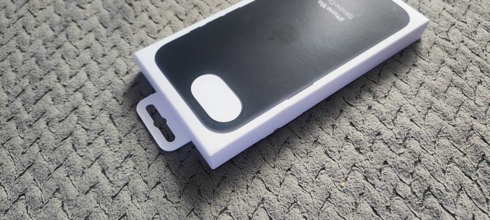 Oryginalne Etui silicone Case Black iPhone 16 E