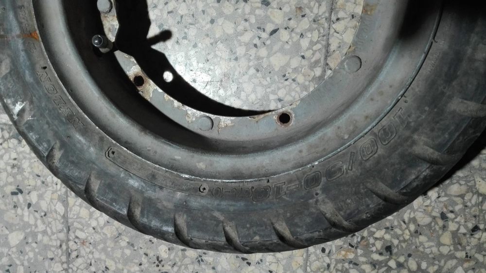 Jante com pneu vespa