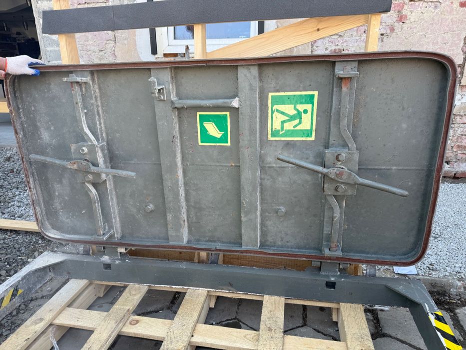 Drzwi do schronu, bunkra