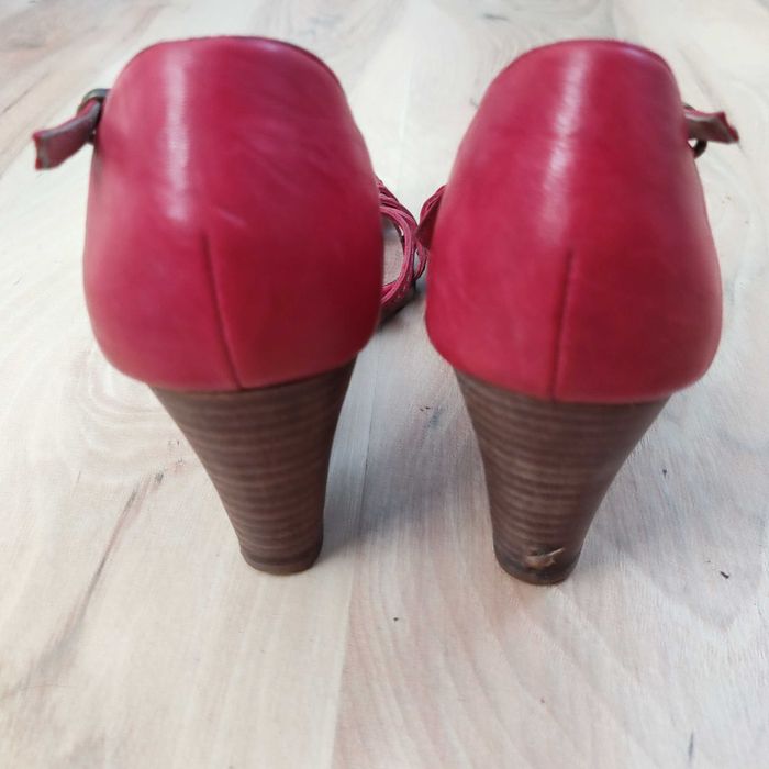 Sandały na obcasie skórzane r. 37 czerwone