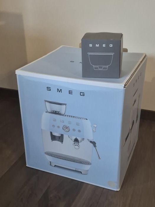 Ekspres kolbowy SMEG z młynkiem i spieniaczem nowy