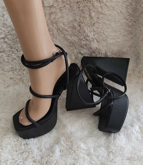 Sandały na stabilnym trójwymiarowym słupku