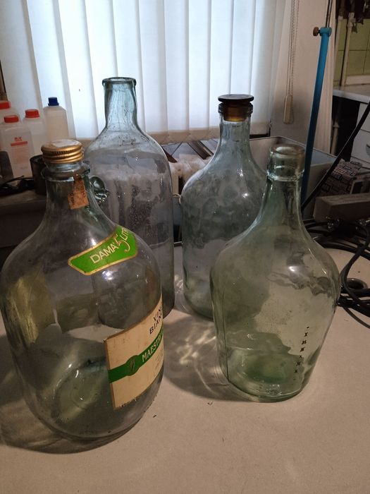 Банки всякі різні