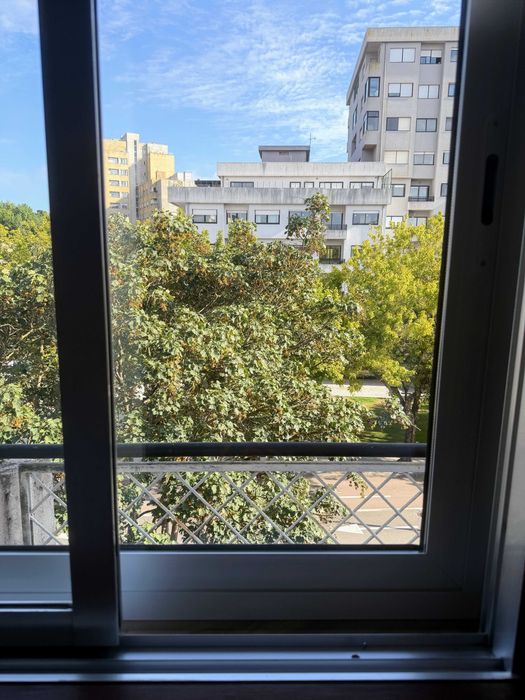 Arrenda-se T2+1, com garagem individual e fechada.