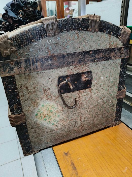 Bau antigo em madeira e chapa