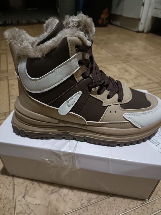 Жіночі зимові кросівки