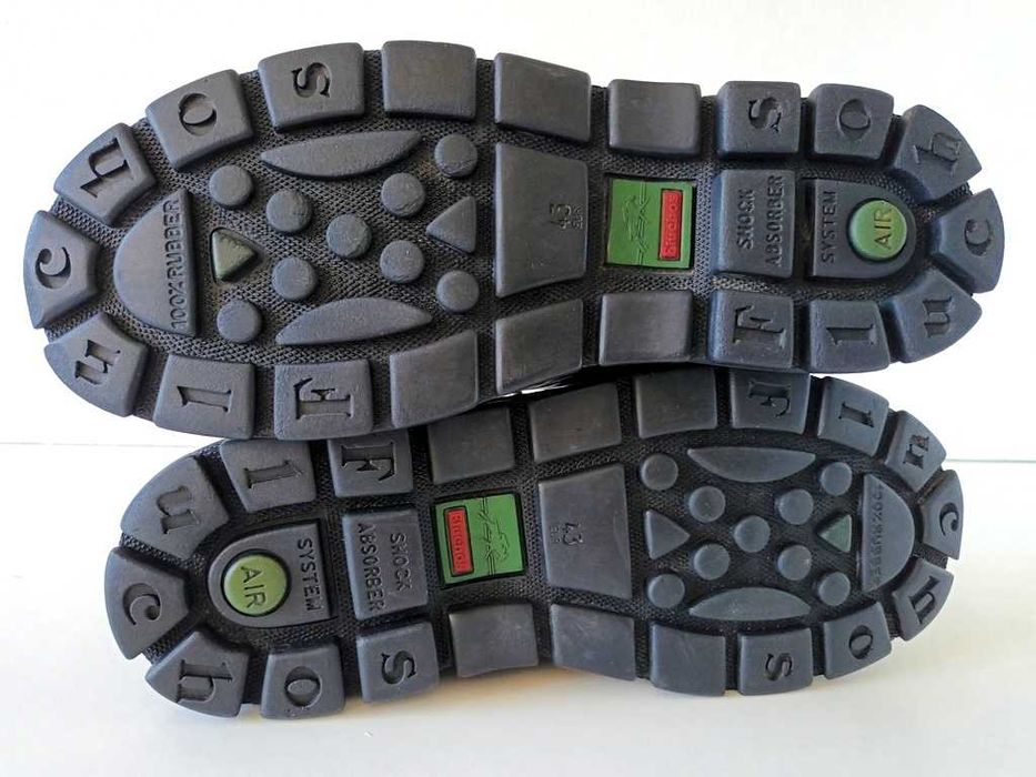 Botas Todo-o-Terreno e de longa duração.