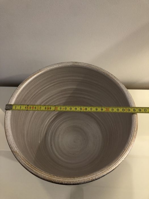 Pote em tons dourados, novo.