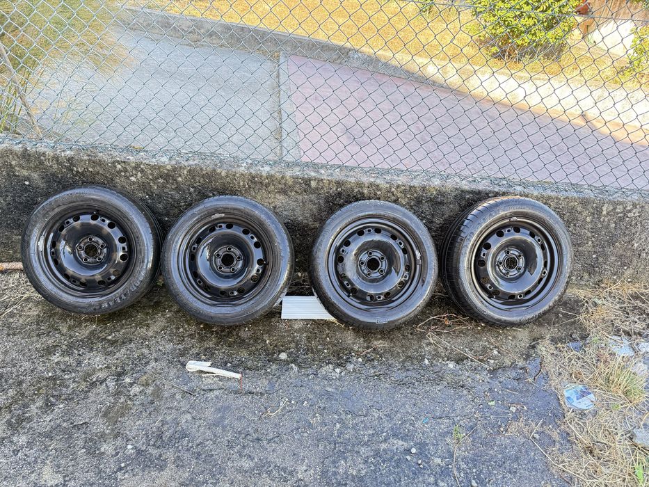 Pneus 185/60r15 com 95% piso como novos