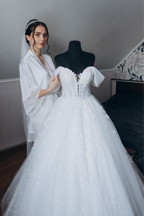 Продам весільну сукню