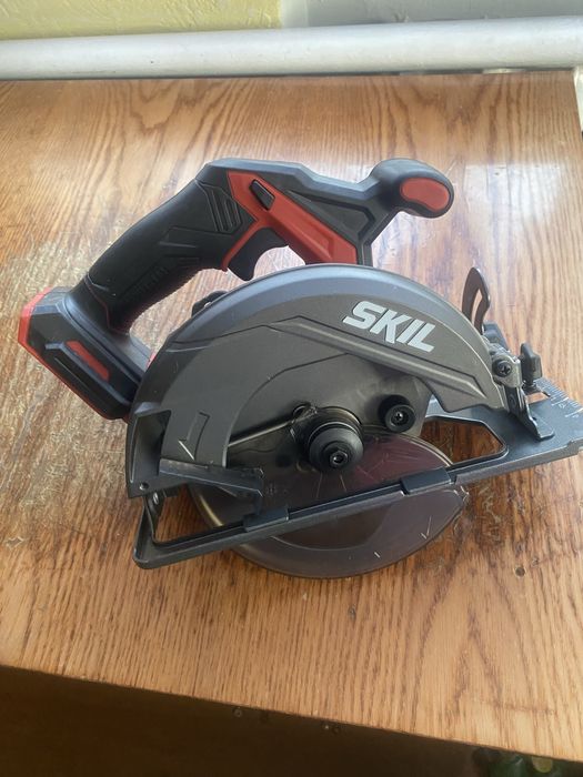 Продам інструмент одна одиниця 3000к гр без батареї і зарядного