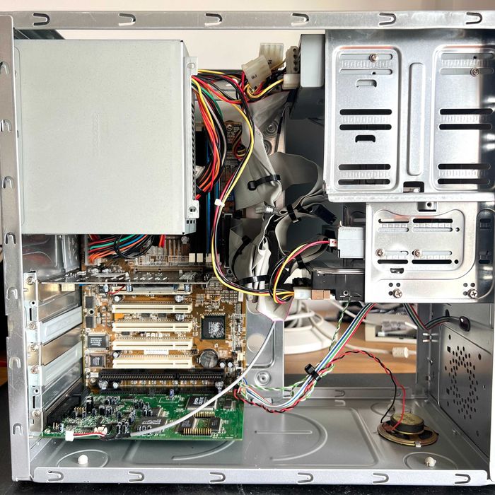 Computador Pentium III 1GHz GeForce Sound Blaster AWE64 Windows 98 MS-DOS TESTADO