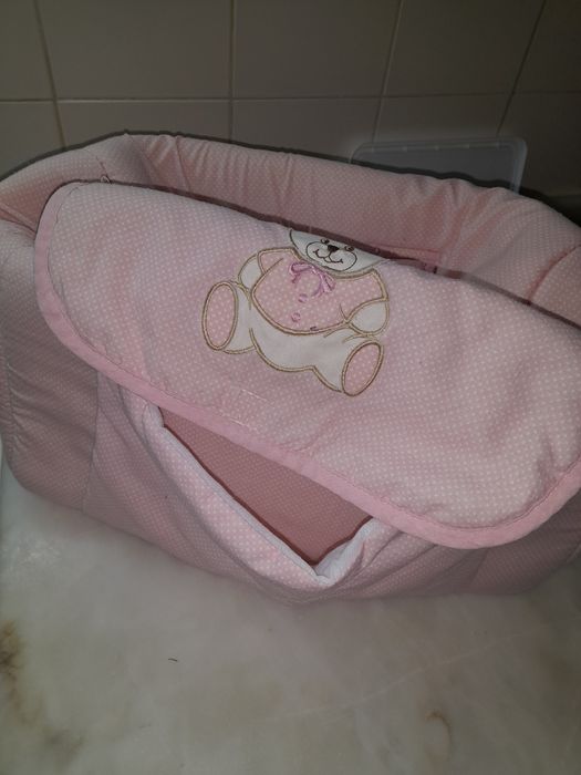 Muda de fraldas rosa bebé com pintas brancas